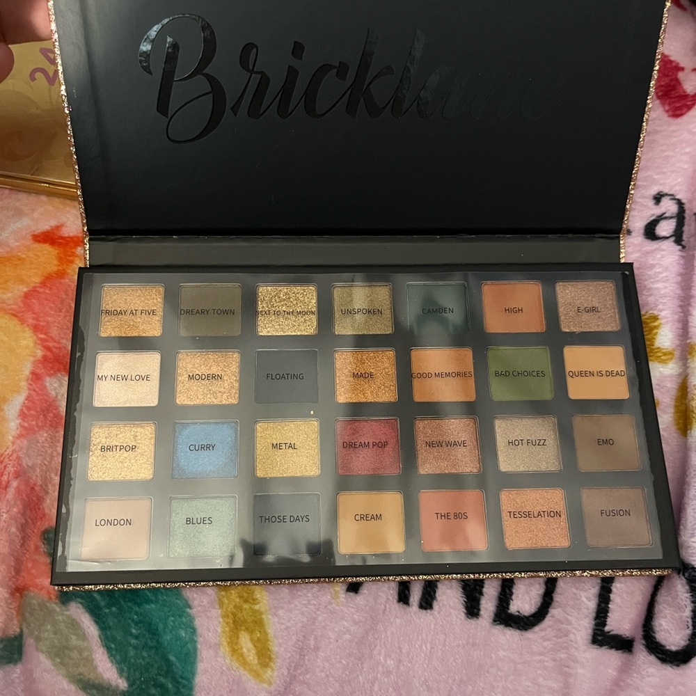 Glam Gold and Cream Eyeshadow Palette with Rich Metallics